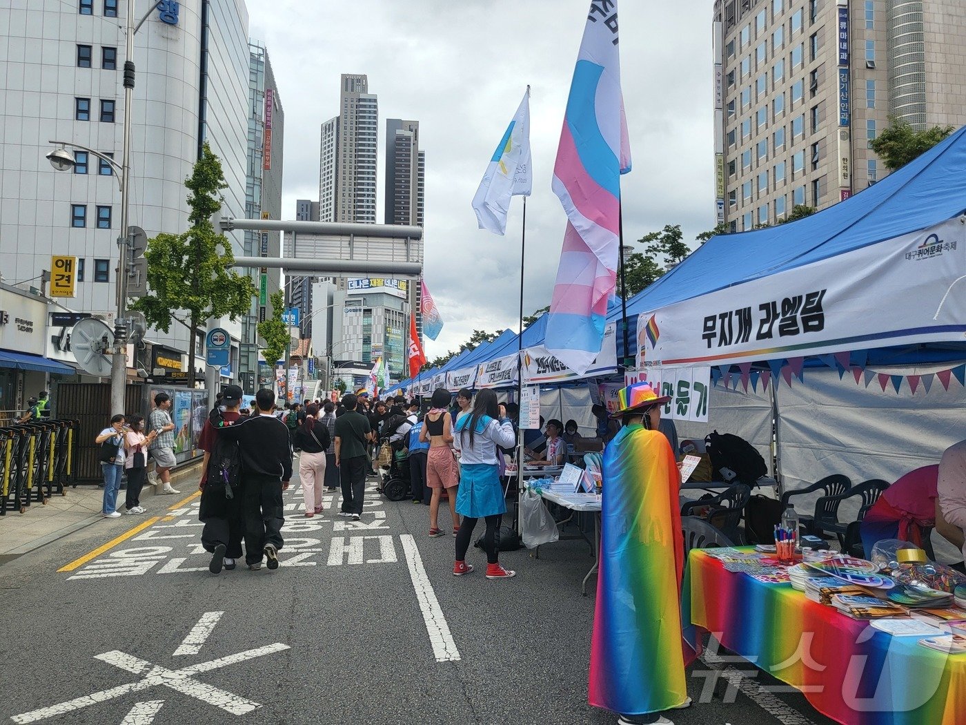 28일 오후 시민들이 대구 중구 반월당네거리 인근 달구벌대로 일대에서 열리고 있는 &#39;제16회 대구퀴어문화축제&#39;를 즐기고 있다.2024.9.28/뉴스1 ⓒ News1 이성덕 기자