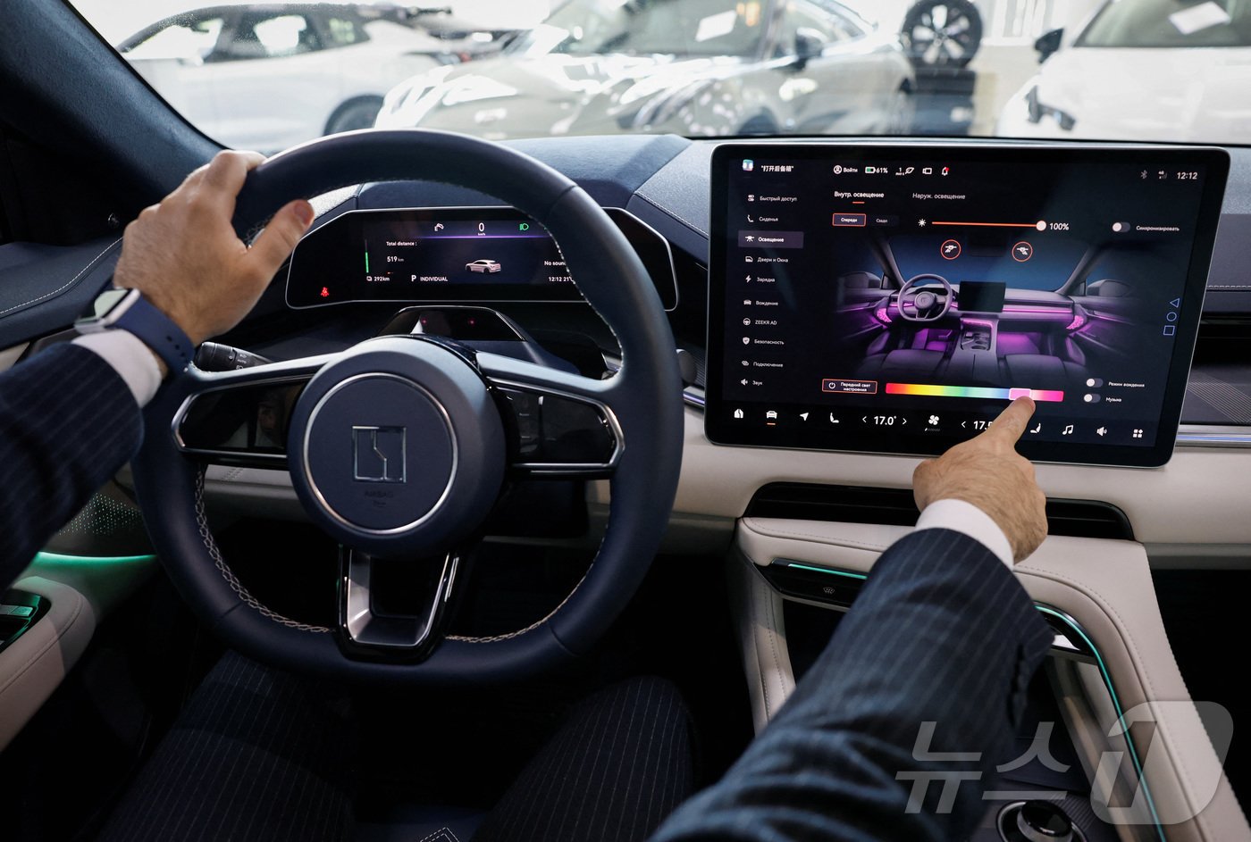 본문 이미지 - 러시아의 수입차 딜러사 직원이 지난 6월 모스크바의 쇼룸에서 중국 지리그룹의 고급 전기차 브랜드 지커(Zeekr)가 생산한 왜건 모델 '001'의 인포테인먼트를 직접 보여주고 있다. 2024.06.14. ⓒ 로이터=뉴스1 ⓒ News1 김성식 기자