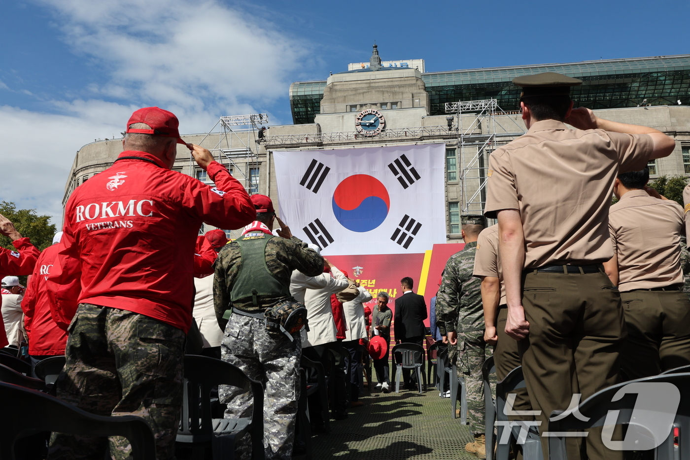 (서울=뉴스1) 신웅수 기자 = 28일 오후 서울광장에서 열린 제74주년 서울수복 기념행사에서 참가자들이 국기에 대한 경례를 하고 있다. 2024.9.28/뉴스1