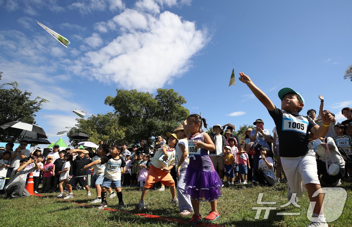 본문 이미지 - 28일 오후 서울 영등포구 여의도한강공원에서 열린 2024 한강 종이비행기 축제에서 개인전 대회 참가자들이 종이비행기를 힘껏 날리고 있다. 2024.9.28/뉴스1 ⓒ News1 오대일 기자
