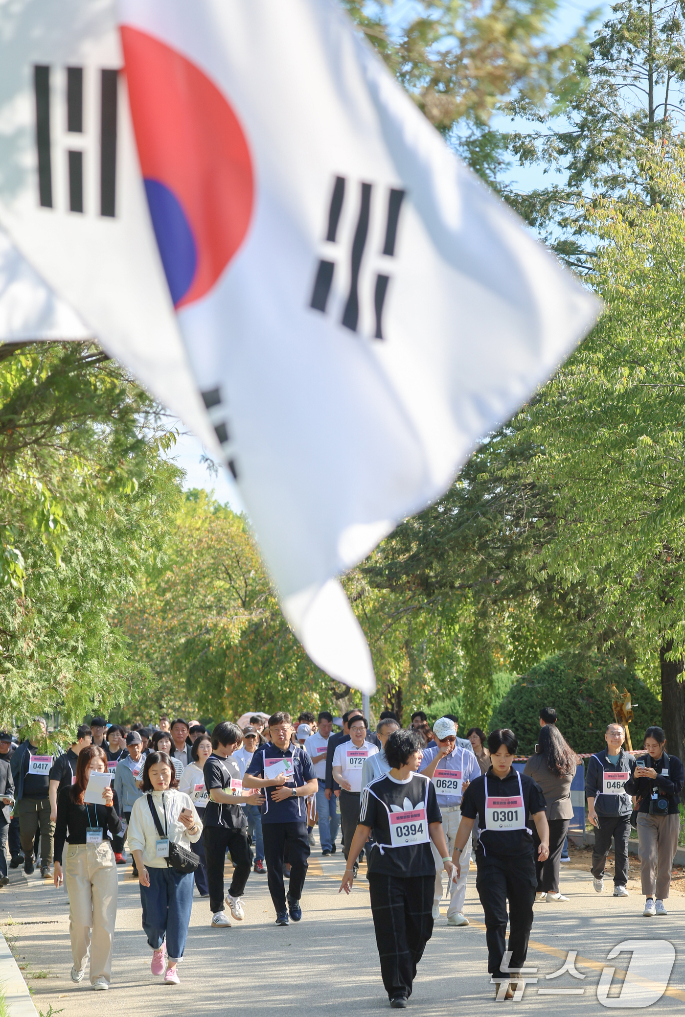 (서울=뉴스1) = 28일 오전 서울 동작구 국립서울현충원 현충선양광장에서 열린 2024 메모리얼 하이킹 행사에서 참가자들이 현충원 둘레길을 걷고 있다. 메모리얼 하이킹은 서울수복 …