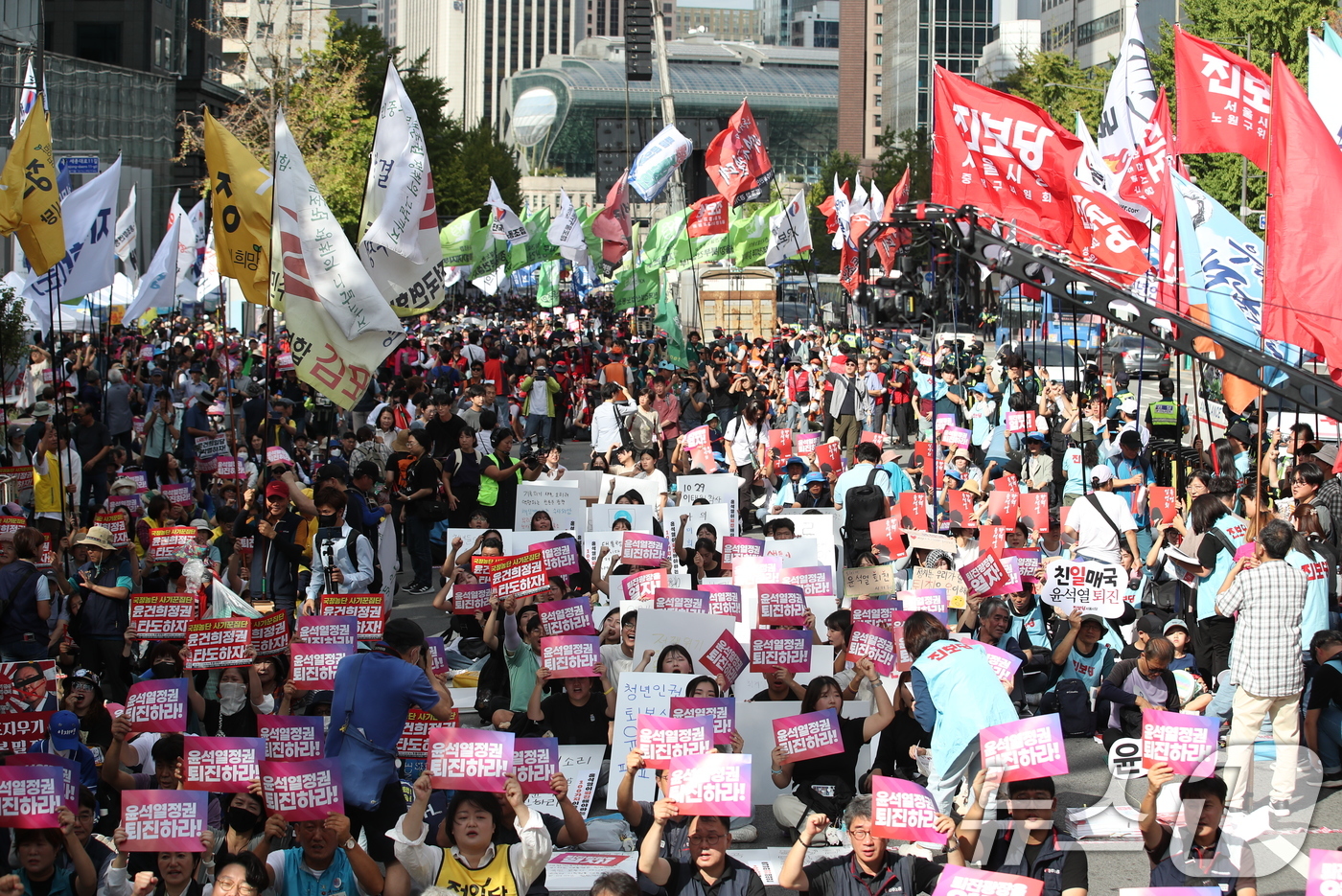 (서울=뉴스1) 오대일 기자 = 28일 오후 서울 중구 태평로 일대에서 열린 전국민중행동 주최 '윤석열 정권 퇴진 전국동시다발 시국대회'에서 참가자들이 정권 규탄 구호를 외치고 있 …