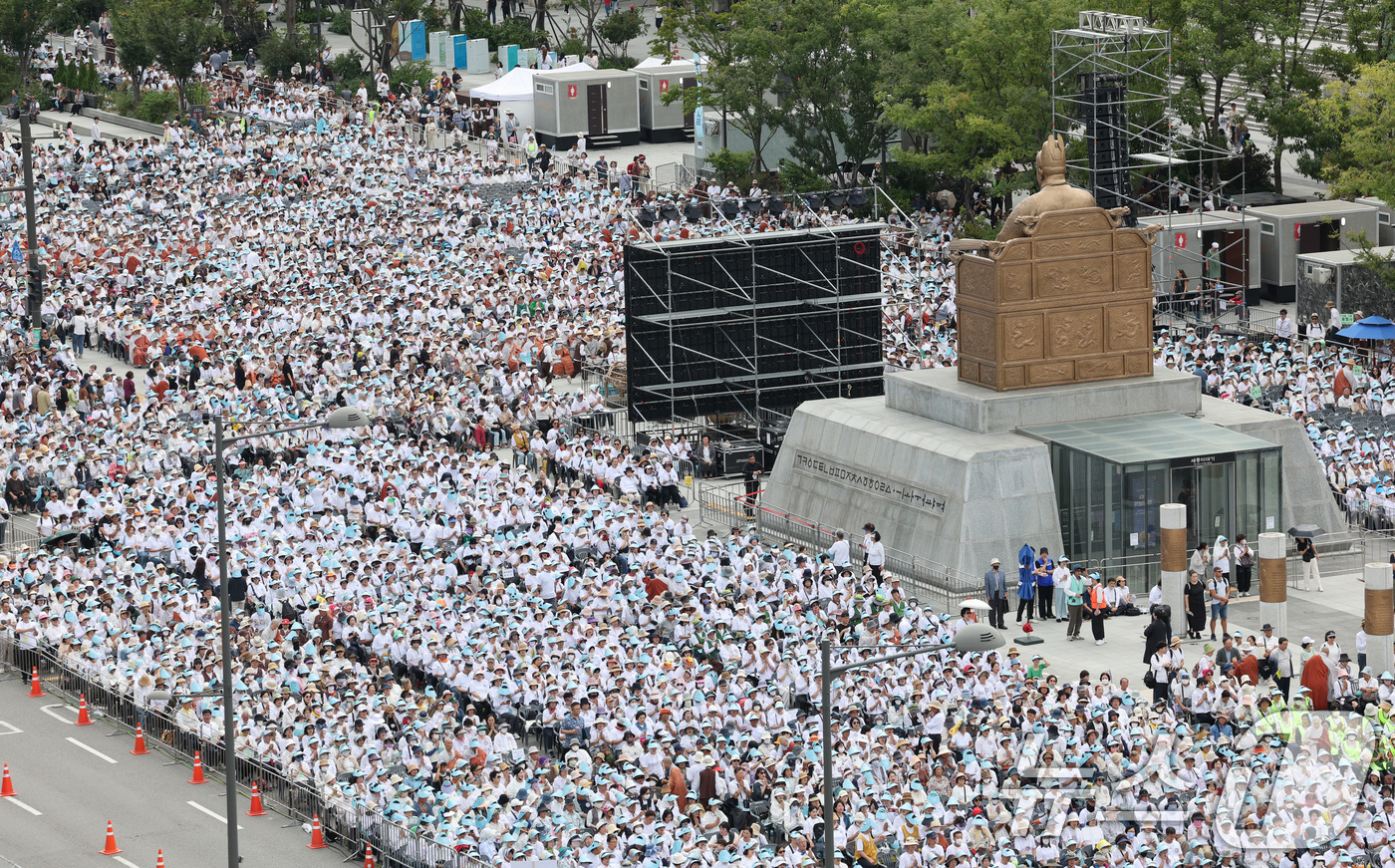 (서울=뉴스1) 신웅수 기자 = 28일 오후 서울 광화문광장에서 열린 2024 국제선명상대회에서 불자들이 국민오계 수계법회에 참여하고 있다.국제선명상대회는 이날부터 오는 10월 1 …