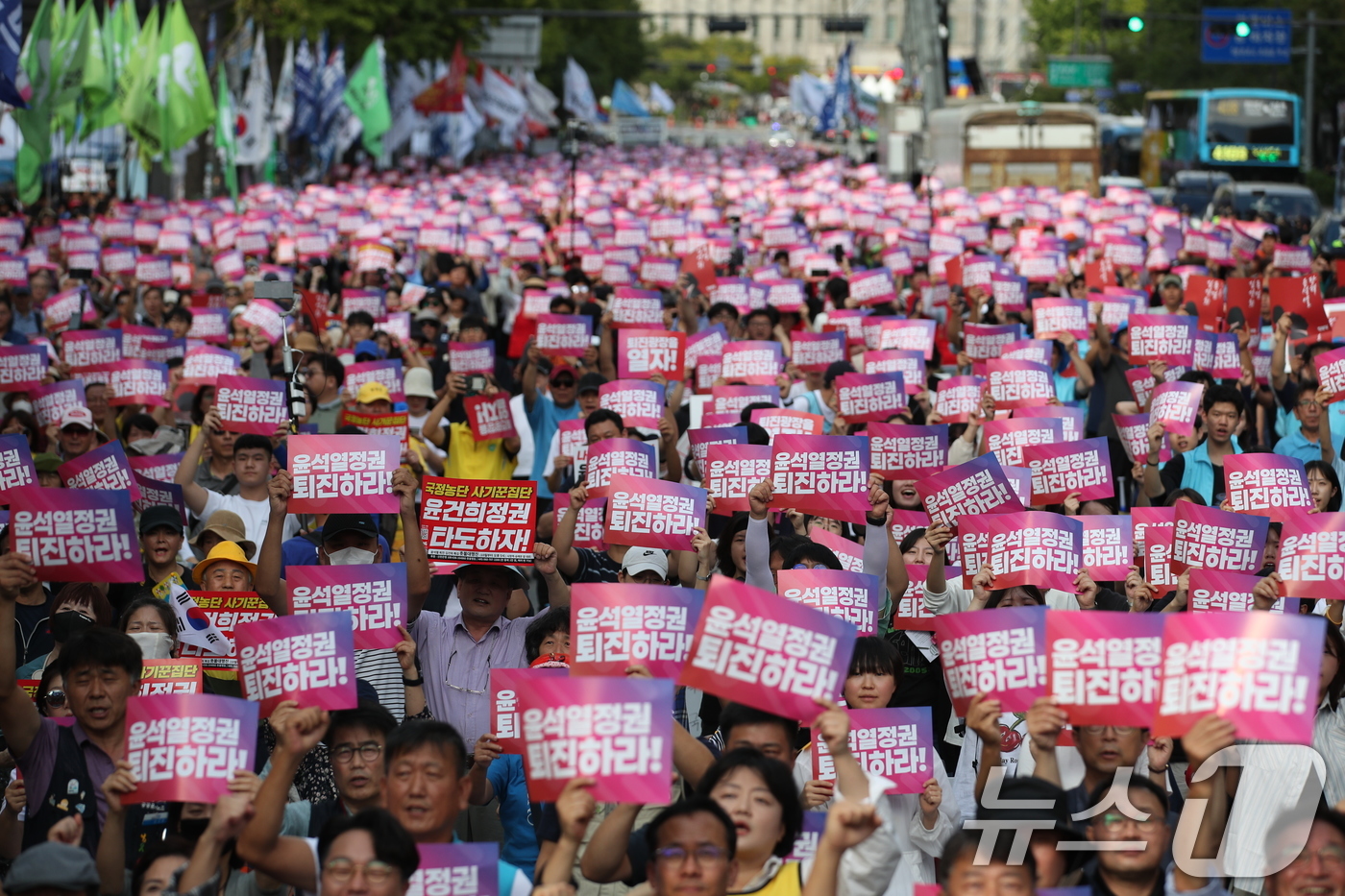 (서울=뉴스1) 오대일 기자 = 28일 오후 서울 중구 태평로 일대에서 열린 전국민중행동 주최 '윤석열 정권 퇴진 전국동시다발 시국대회'에서 참가자들이 정권 규탄 구호를 외치고 있 …