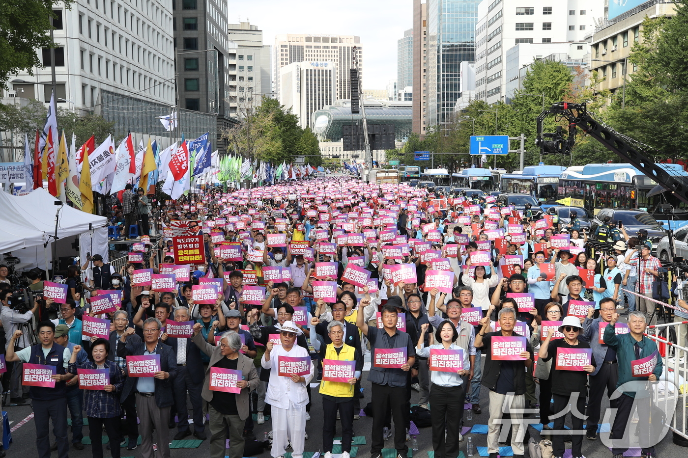 (서울=뉴스1) 오대일 기자 = 28일 오후 서울 중구 태평로 일대에서 열린 전국민중행동 주최 '윤석열 정권 퇴진 전국동시다발 시국대회'에서 참가자들이 정권 규탄 구호를 외치고 있 …