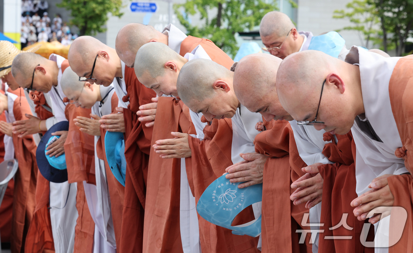 (서울=뉴스1) 신웅수 기자 = 28일 오후 서울 광화문광장에서 열린 2024 국제선명상대회에서 불자들이 국민오계 수계법회에 참여하고 있다.국제선명상대회는 이날부터 오는 10월 1 …