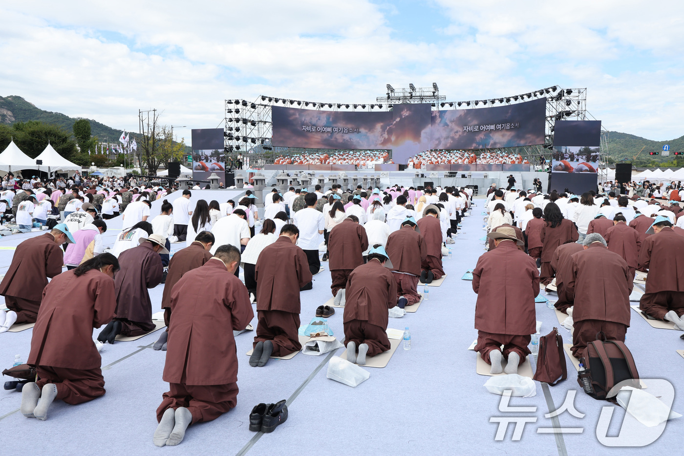 (서울=뉴스1) 신웅수 기자 = 28일 오후 서울 광화문광장에서 열린 2024 국제선명상대회에서 불자들이 국민오계 수계법회에 참여하고 있다.국제선명상대회는 이날부터 오는 10월 1 …