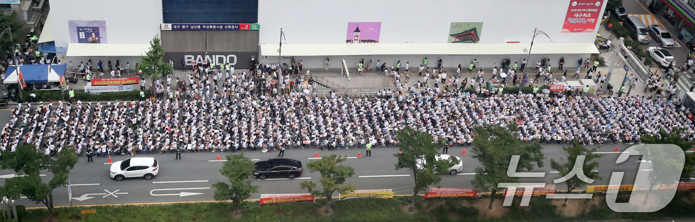 (대구=뉴스1) 공정식 기자 = 28일 오후 대구 중구 반월당 인근 달구벌대로에서 대구기독교총연합회 주최로 '대구경북 퀴어(동성애) 반대 국민대회'가 열리고 있다. 2024.9.2 …