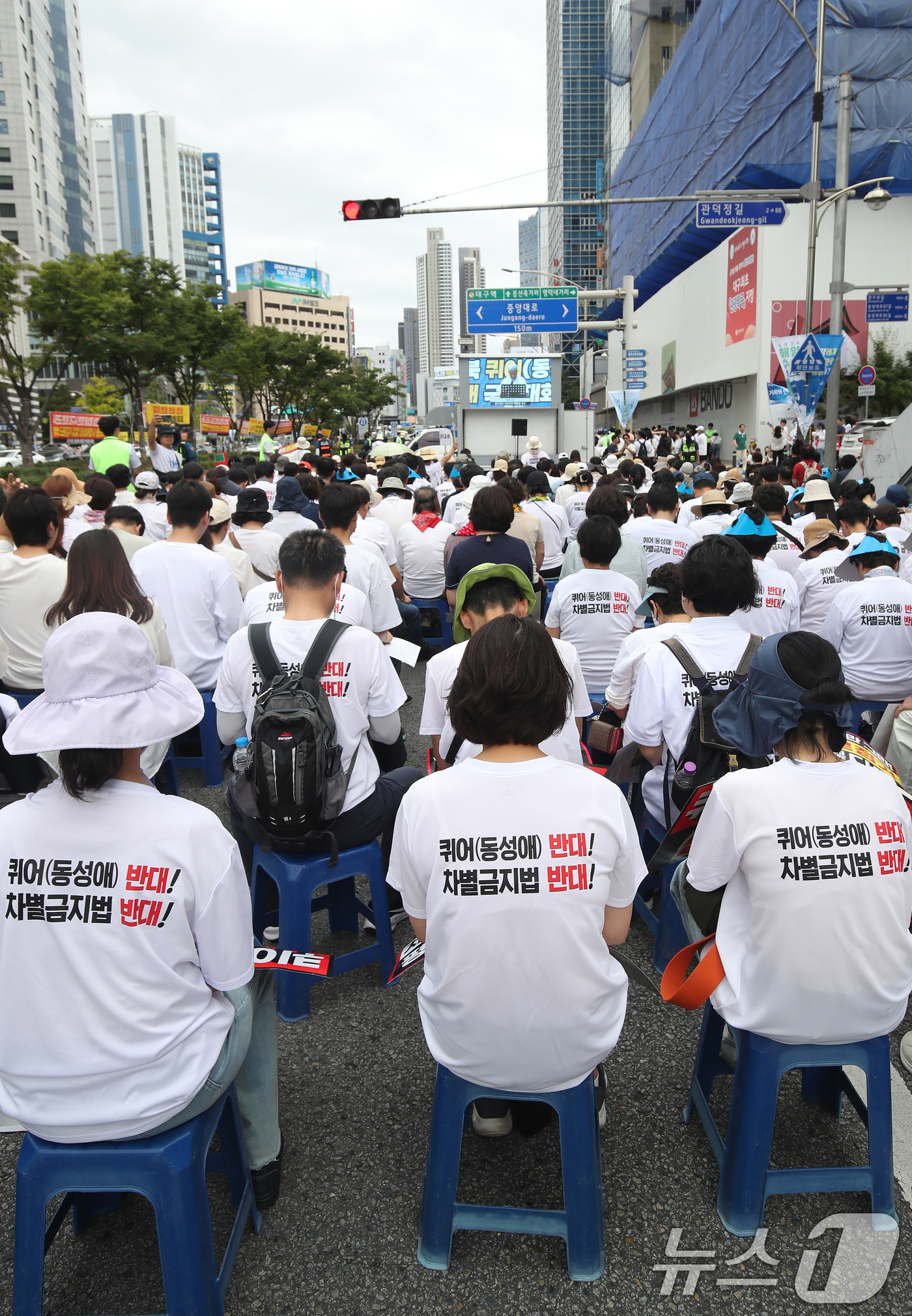 (대구=뉴스1) 공정식 기자 = 28일 오후 대구 중구 반월당 인근 달구벌대로에서 대구기독교총연합회 주최로 '대구경북 퀴어(동성애) 반대 국민대회'가 열리고 있다. 2024.9.2 …