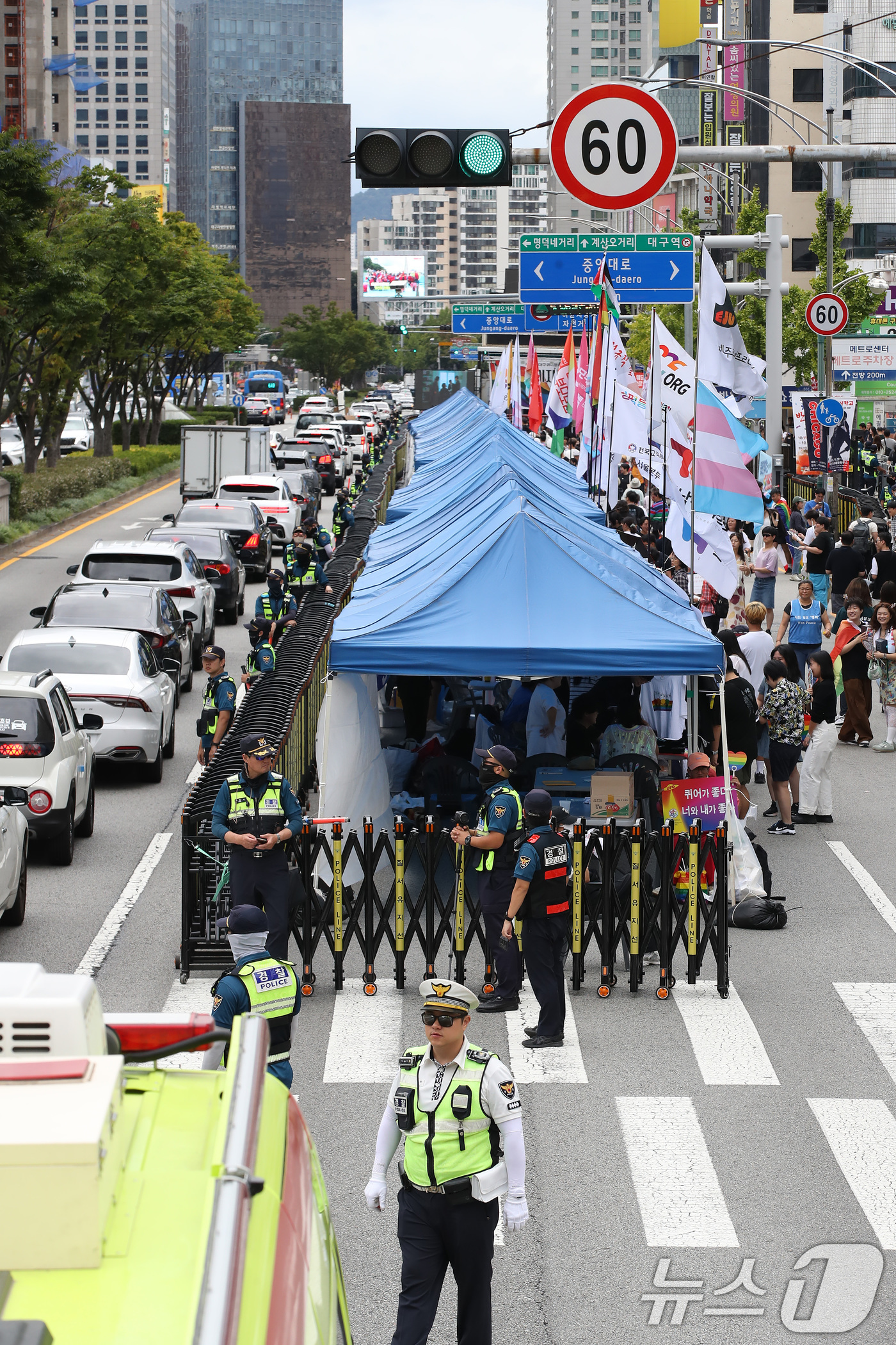 (대구=뉴스1) 공정식 기자 = 28일 오후 대구 중구 반월당 인근 달구벌대로에서 '제16회 대구퀴어문화축제'가 열리고 있다. 2024.9.28/뉴스1