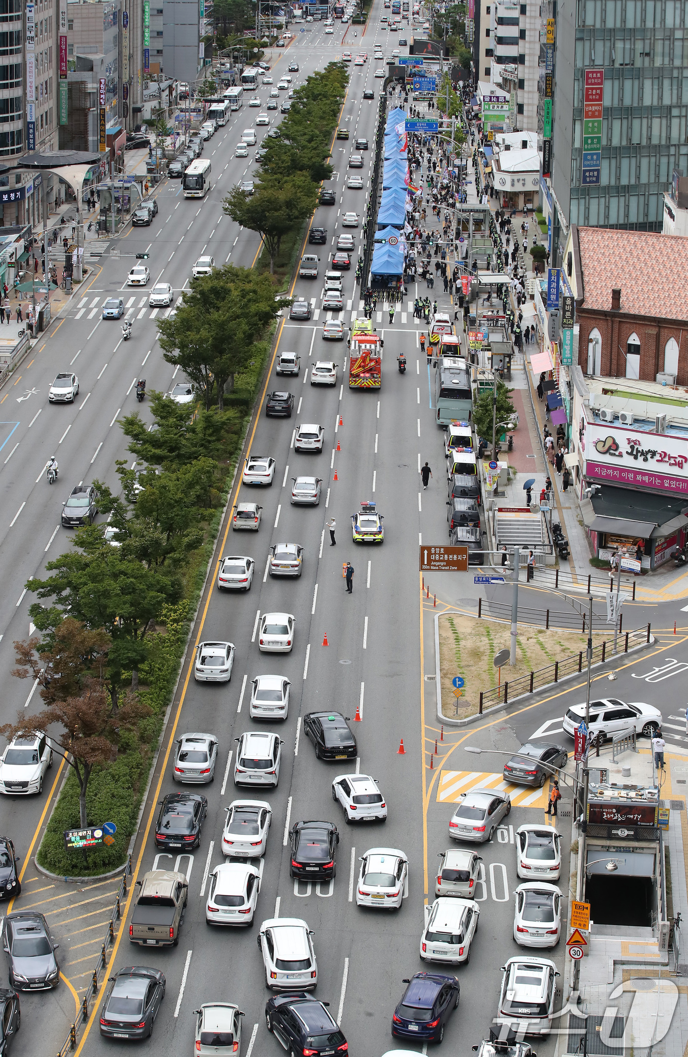 (대구=뉴스1) 공정식 기자 = 28일 오후 대구 중구 반월당네거리 인근 달구벌대로에서 '제16회 대구퀴어문화축제'와 이를 반대하는 '대구경북 퀴어(동성애) 반대 국민대회'가 동시 …