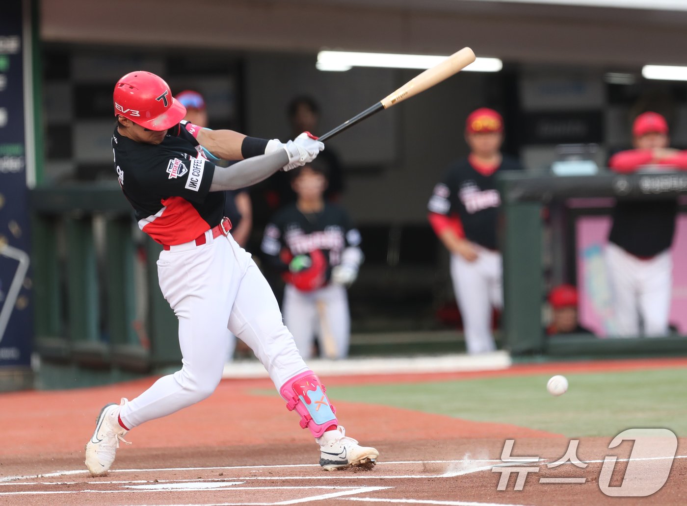 본문 이미지 - 28일 오후 부산 사직야구장에서 열린 '2024 신한 SOL 뱅크 KBO리그' 롯데 자이언츠와 KIA 타이거즈의 경기, 1회초 무사 주자 없는 상황 KIA 김도영이 안타를 치고 있다. 2024.9.28/뉴스1 ⓒ News1 윤일지 기자
