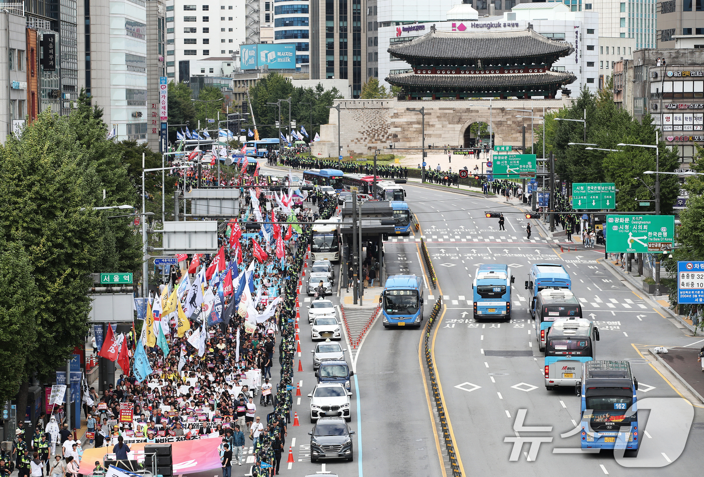 (서울=뉴스1) 오대일 기자 = 28일 오후 서울 중구 태평로에서 열린 전국민중행동 주최 '윤석열 정권 퇴진 전국동시다발 시국대회' 참가자들이 용산 대통령실 방향으로 행진하고 있다 …