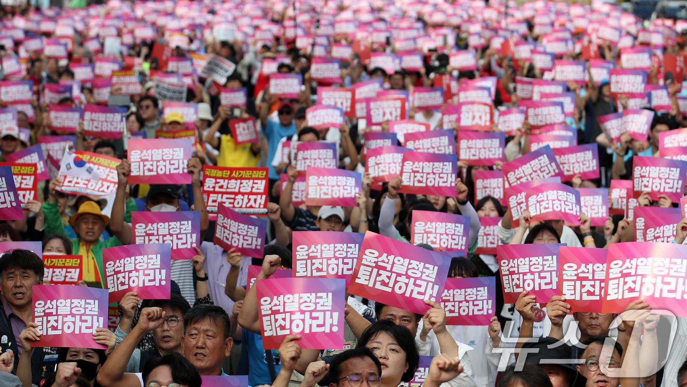 (서울=뉴스1) 오대일 기자 = 28일 오후 서울 중구 태평로에서 열린 전국민중행동 주최 '윤석열 정권 퇴진 전국동시다발 시국대회' 참가자들이 정권 퇴진을 촉구하는 구호를 외치고 …