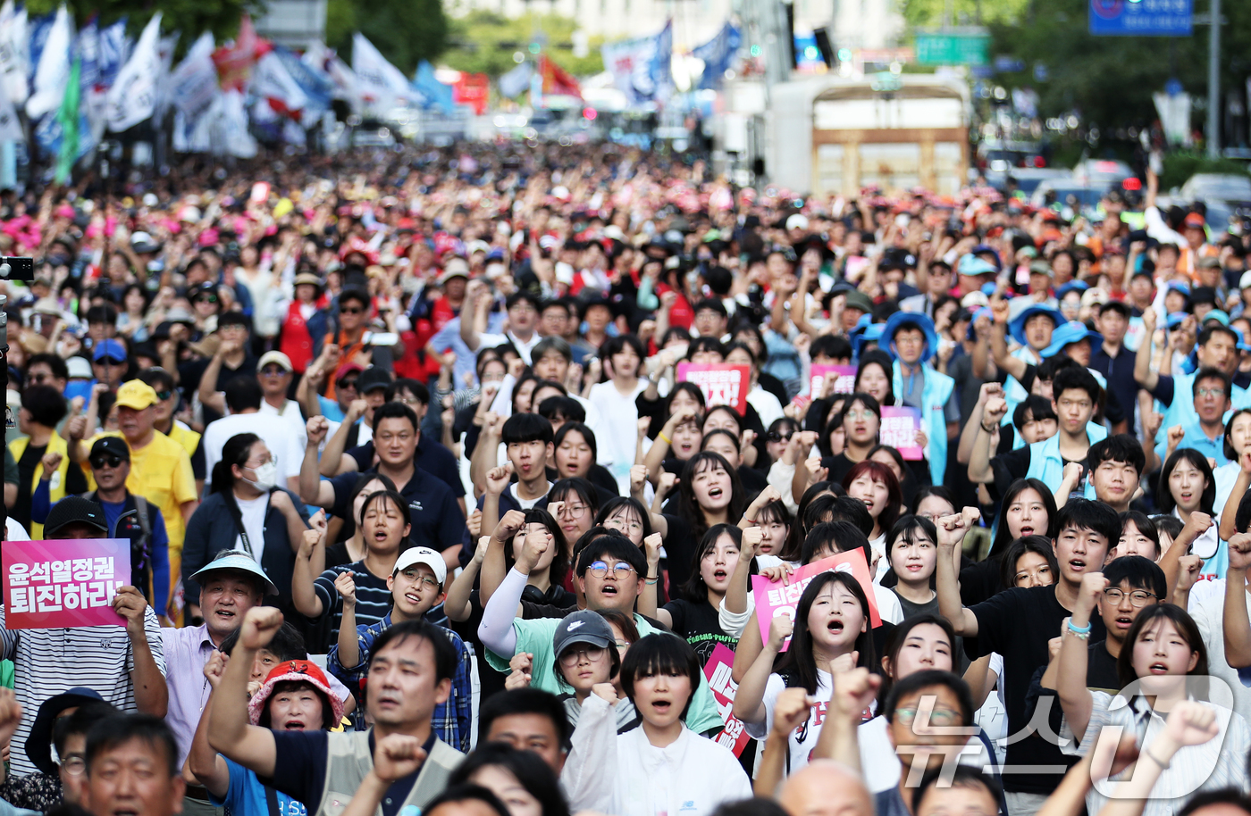 (서울=뉴스1) 오대일 기자 = 28일 오후 서울 중구 태평로에서 열린 전국민중행동 주최 '윤석열 정권 퇴진 전국동시다발 시국대회' 참가자들이 정권 퇴진을 촉구하는 구호를 외치고 …