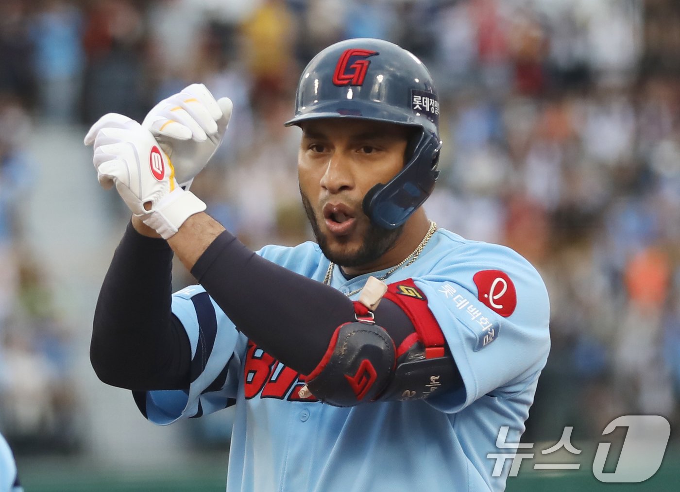 본문 이미지 - 28일 오후 부산 사직야구장에서 열린 '2024 신한 SOL 뱅크 KBO리그' 롯데 자이언츠와 KIA 타이거즈의 경기, 3회말 1사 주자 없는 상황 롯데 레이예스가 1루타를 친 뒤 세리머니를 하고 있다. 레이예스는 이 안타로 2014년 서건창 이후 10년 만에 단일 시즌 200안타 고지를 밟았다. 2024.9.28/뉴스1 ⓒ News1 윤일지 기자