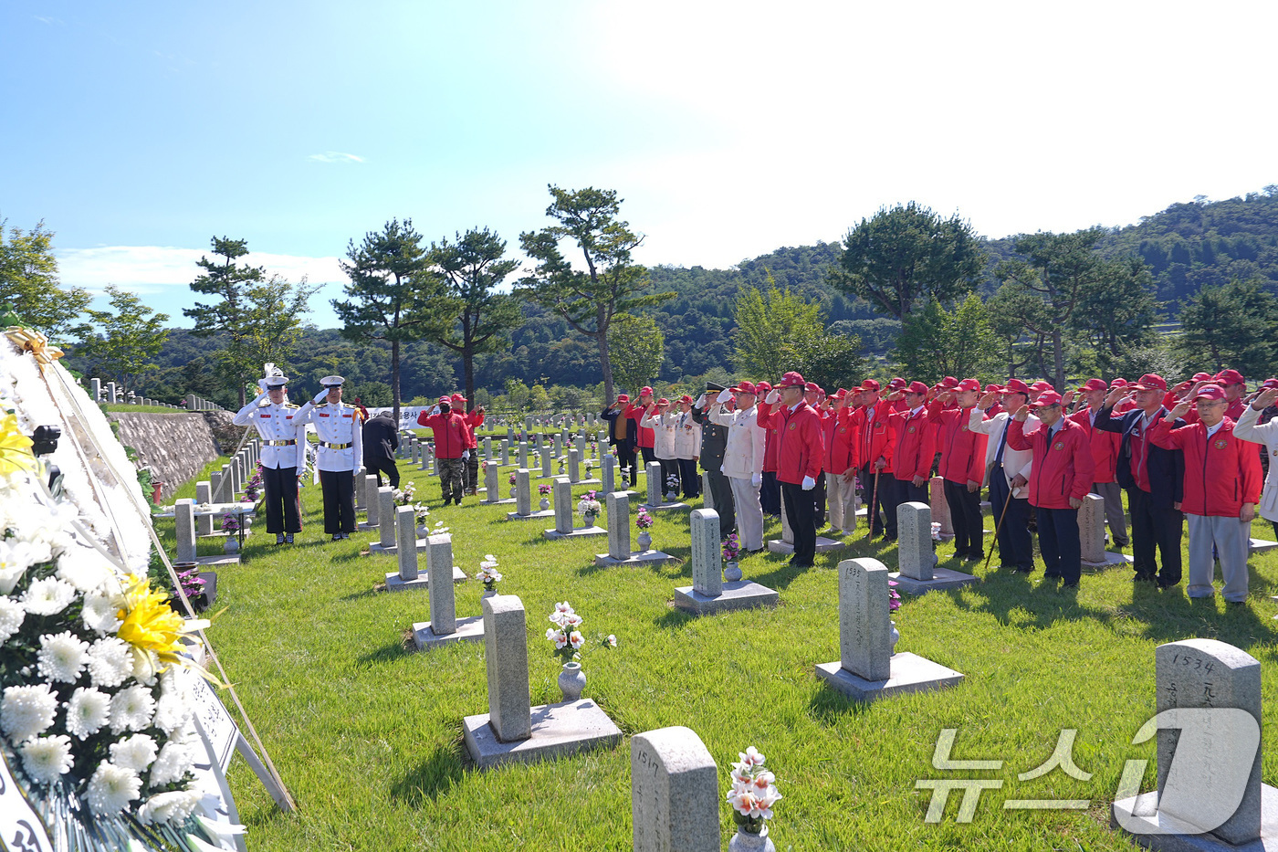 (서울=뉴스1) 신웅수 기자 = 김계환 해병대 사령관과 참전용사들이 28일 서울 동작구 국립서울현충원에서 전사자 묘역 참배를 하고 있다. (해병대사령부 제공) 2024.9.28/뉴 …