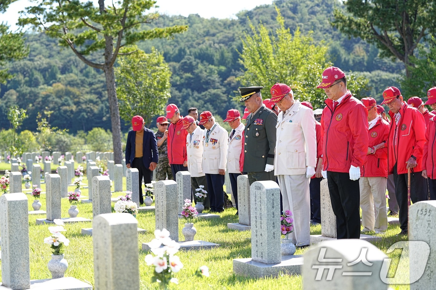 (서울=뉴스1) 신웅수 기자 = 김계환 해병대 사령관과 참전용사들이 28일 서울 동작구 국립서울현충원에서 전사자 묘역 참배를 하고 있다. (해병대사령부 제공) 2024.9.28/뉴 …