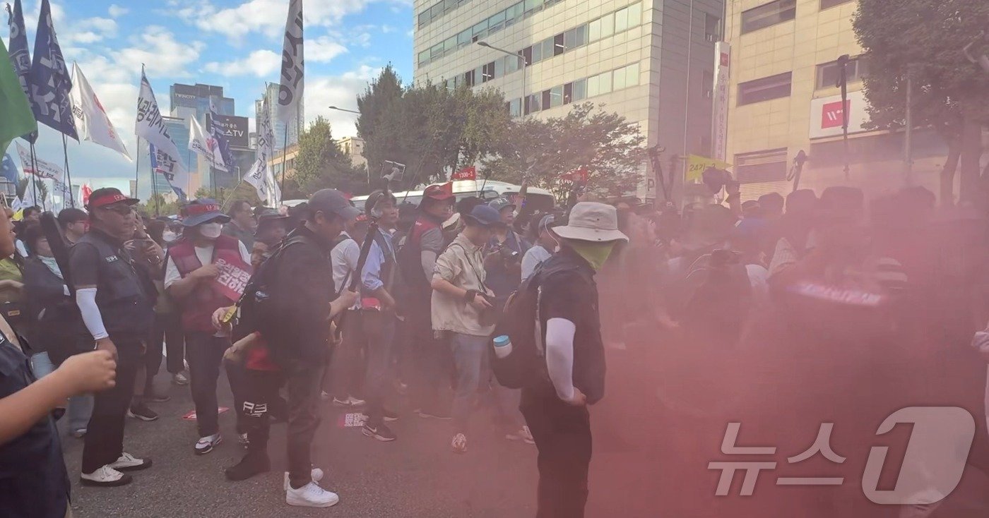 본문 이미지 - 28일 오후 서울 한복판에서 열린 '윤석열 정권 퇴진 시국대회'에 참가한 진보단체 연합 회원들이 용산 대통령실로 행진하던 도중 용산구 숙대입구역 인근에서 연막탄을 터뜨렸다.ⓒ 뉴스1 김지호 기자 