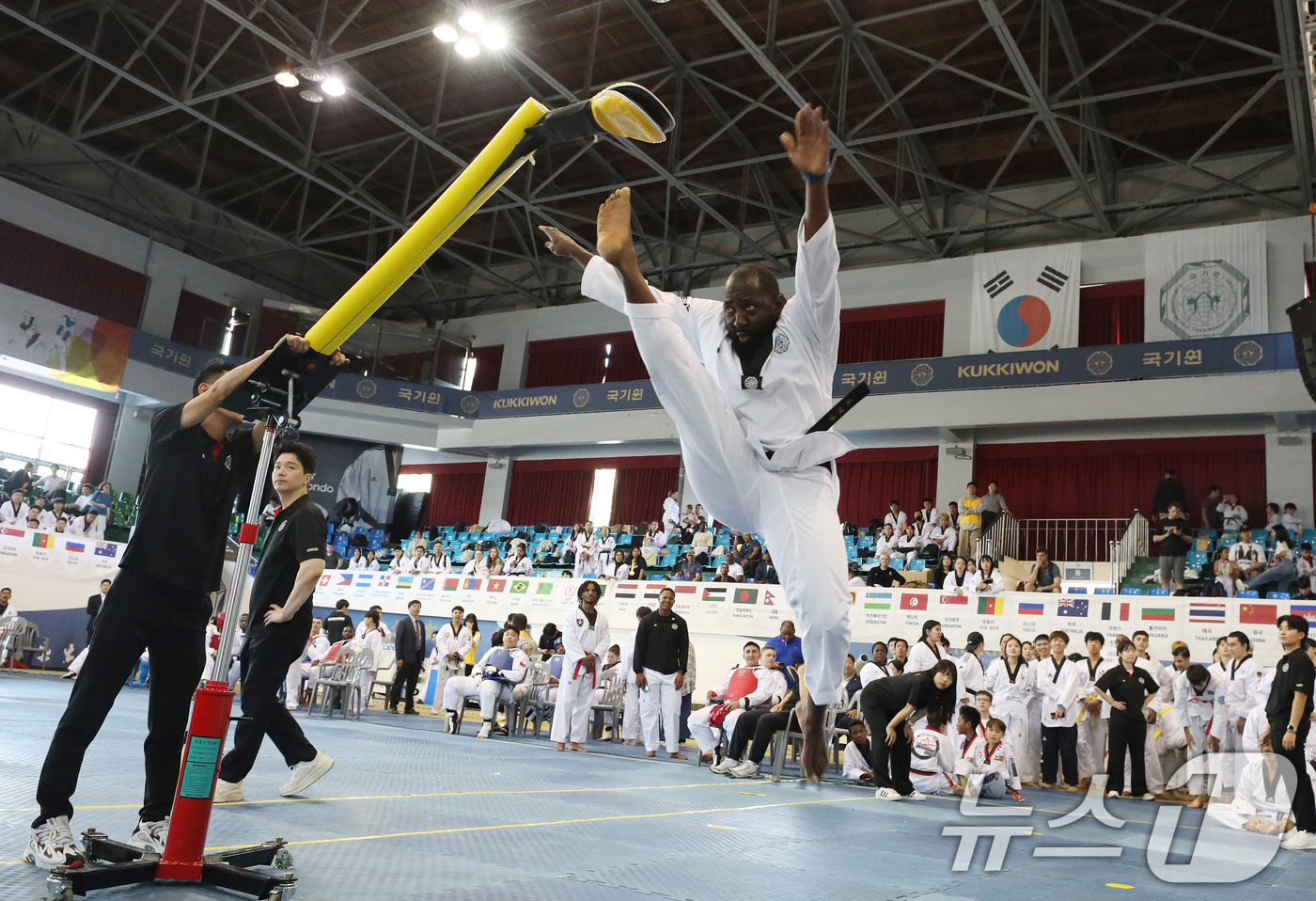 (서울=뉴스1) = 28일 서울 강남구 국기원에서 열린 ‘2024 외국인 태권도 경연 축제’에서 한 참가자가 화려한 높이뛰어차기를 선보이고 있다. 이번 행사에는 주한미군, 외국인 …