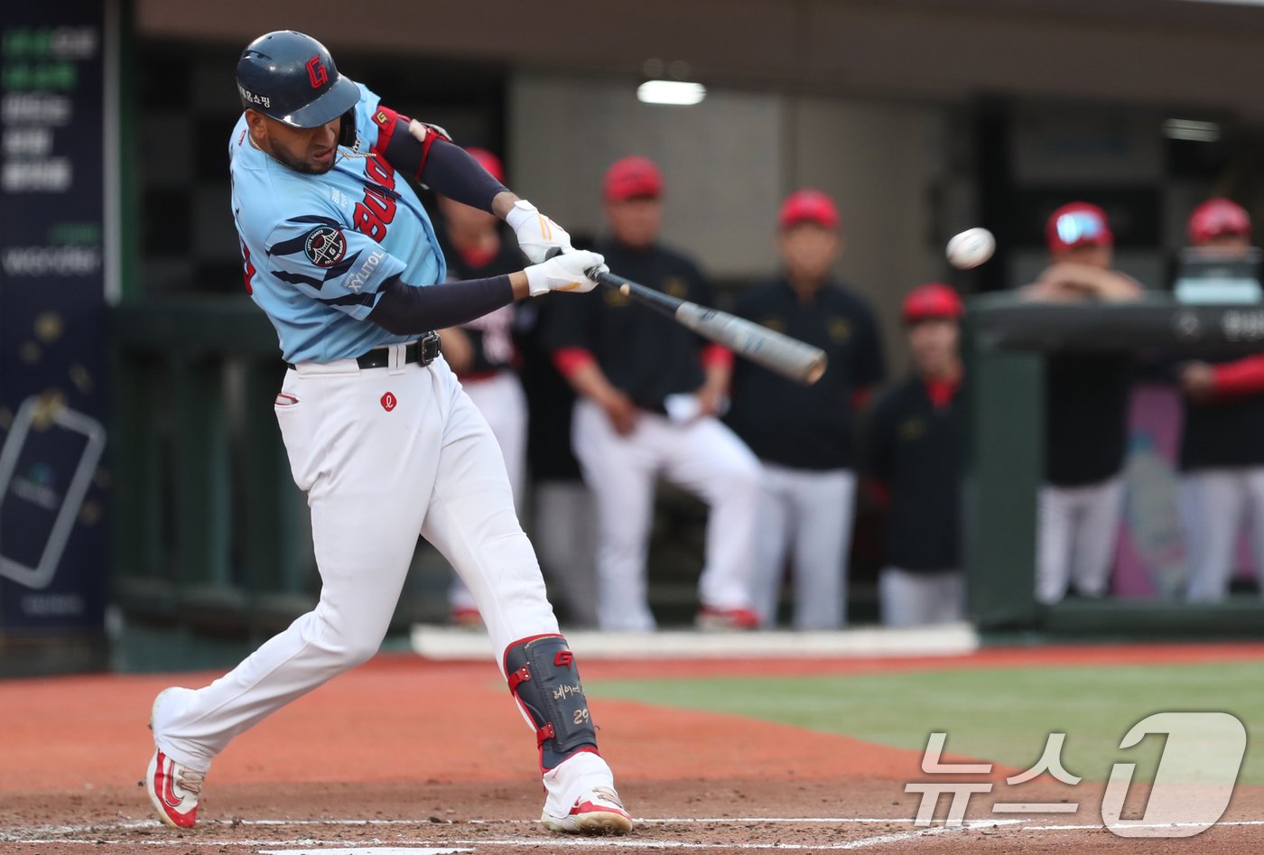 본문 이미지 - 28일 오후 부산 사직야구장에서 열린 '2024 신한 SOL 뱅크 KBO리그' 롯데 자이언츠와 KIA 타이거즈의 경기, 3회말 1사 주자 없는 상황 롯데 레이예스가 안타를 치고 있다. 레이예스는 이 안타로 2014년 서건창 이후 10년 만에 200안타 고지를 밟았다. 2024.9.28/뉴스1 ⓒ News1 윤일지 기자