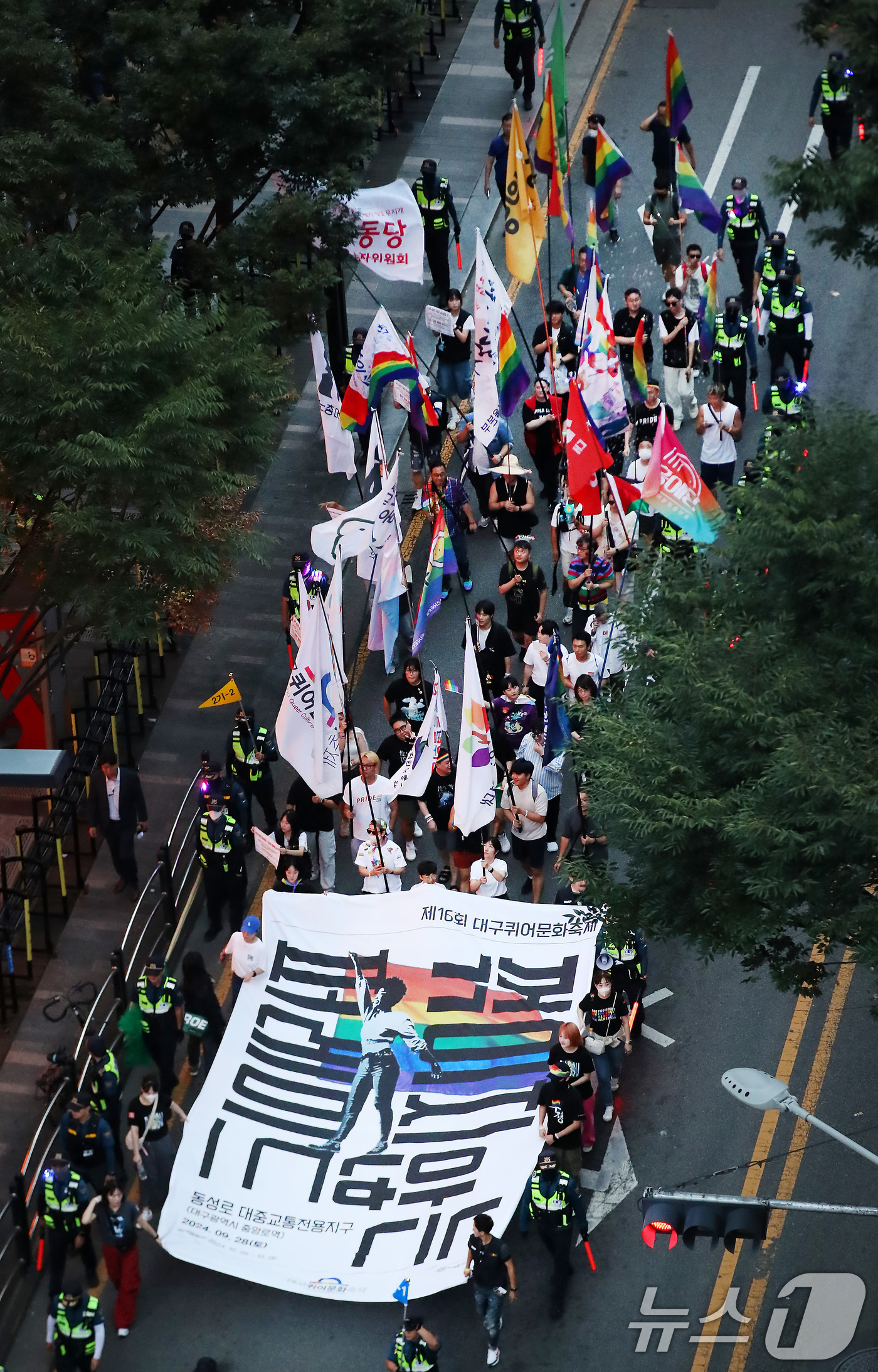 (대구=뉴스1) 공정식 기자 = 28일 오후 대구 중구 반월당 인근 달구벌대로에서 열린 '제16회 대구퀴어문화축제' 참가자들이 대구 도심을 행진하고 있다. 2024.9.28/뉴스1 …