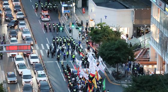 대구도심 행진하는 대구퀴어문화축제 참가자