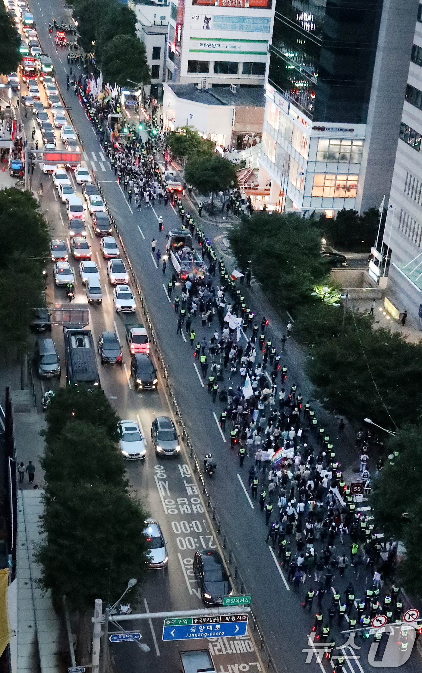 (대구=뉴스1) 공정식 기자 = 28일 오후 대구 중구 반월당 인근 달구벌대로에서 열린 '제16회 대구퀴어문화축제' 참가자들이 대구 도심을 행진하고 있다. 2024.9.28/뉴스1 …