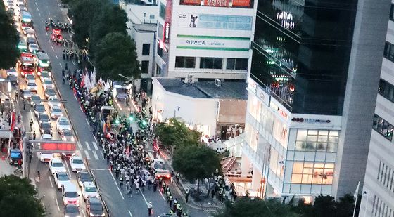 도심 행진하는 대구퀴어문화축제 참가자들