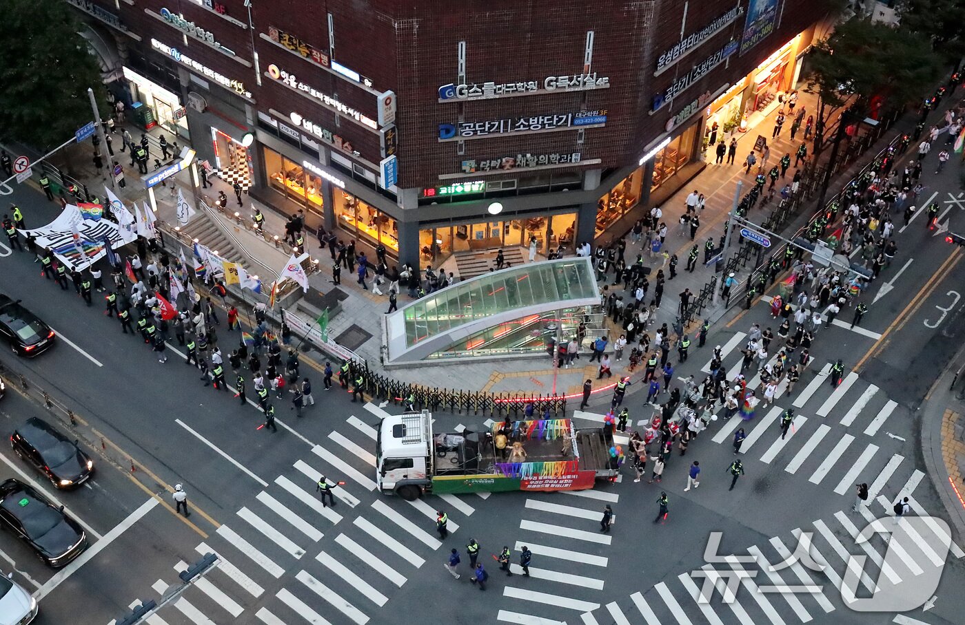 본문 이미지 - 지난해 9월 대구 중구 반월당 인근 달구벌대로에서 열린 &#39;제16회 대구퀴어문화축제&#39; 참가자들이 대구 도심을 행진하고 있다. 2024.9.28/뉴스1 ⓒ News1 자료  사진