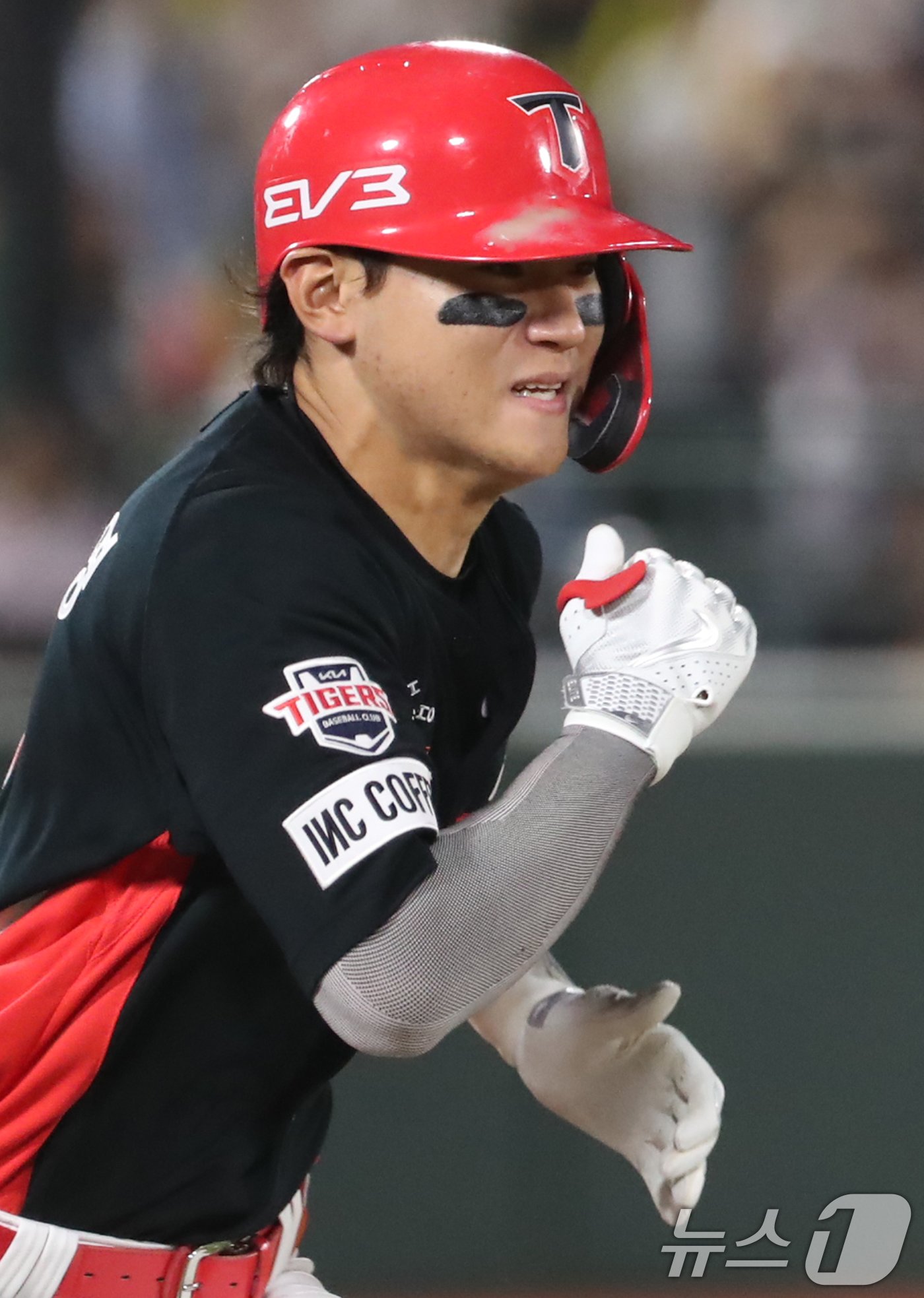 본문 이미지 - 28일 오후 부산 사직야구장에서 열린 '2024 신한 SOL 뱅크 KBO리그' 롯데 자이언츠와 KIA 타이거즈의 경기, 6회초 2사 주자 2루 상황 KIA 김도영이 1루타를 치고 있다. 2024.9.28/뉴스1 ⓒ News1 윤일지 기자