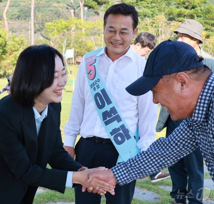 전남 영광군수 재선거에 출마한 이석하 후보를 지원하는 김재연 진보당 대표.&#40;진보당 제공&#41;2024.9.28./뉴스1