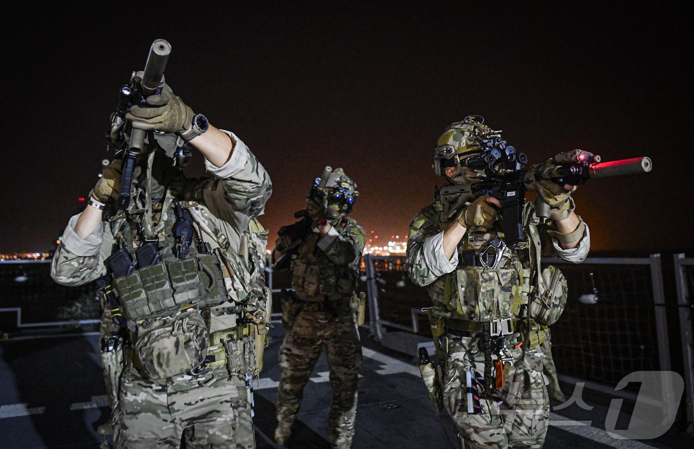 본문 이미지 - UDT 야간 근접 전투 훈련을 실시 중인 청해부대. &#40;합참 제공&#41; 