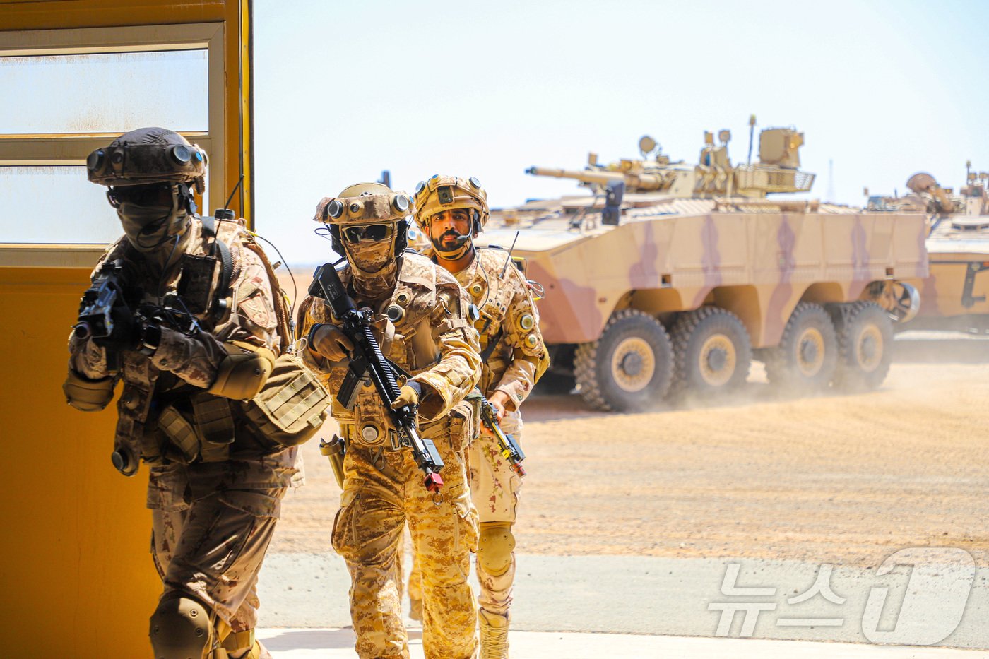 본문 이미지 - 연합 소부대 과학화전투훈련 중인 아크부대. &#40;합참 제공&#41;