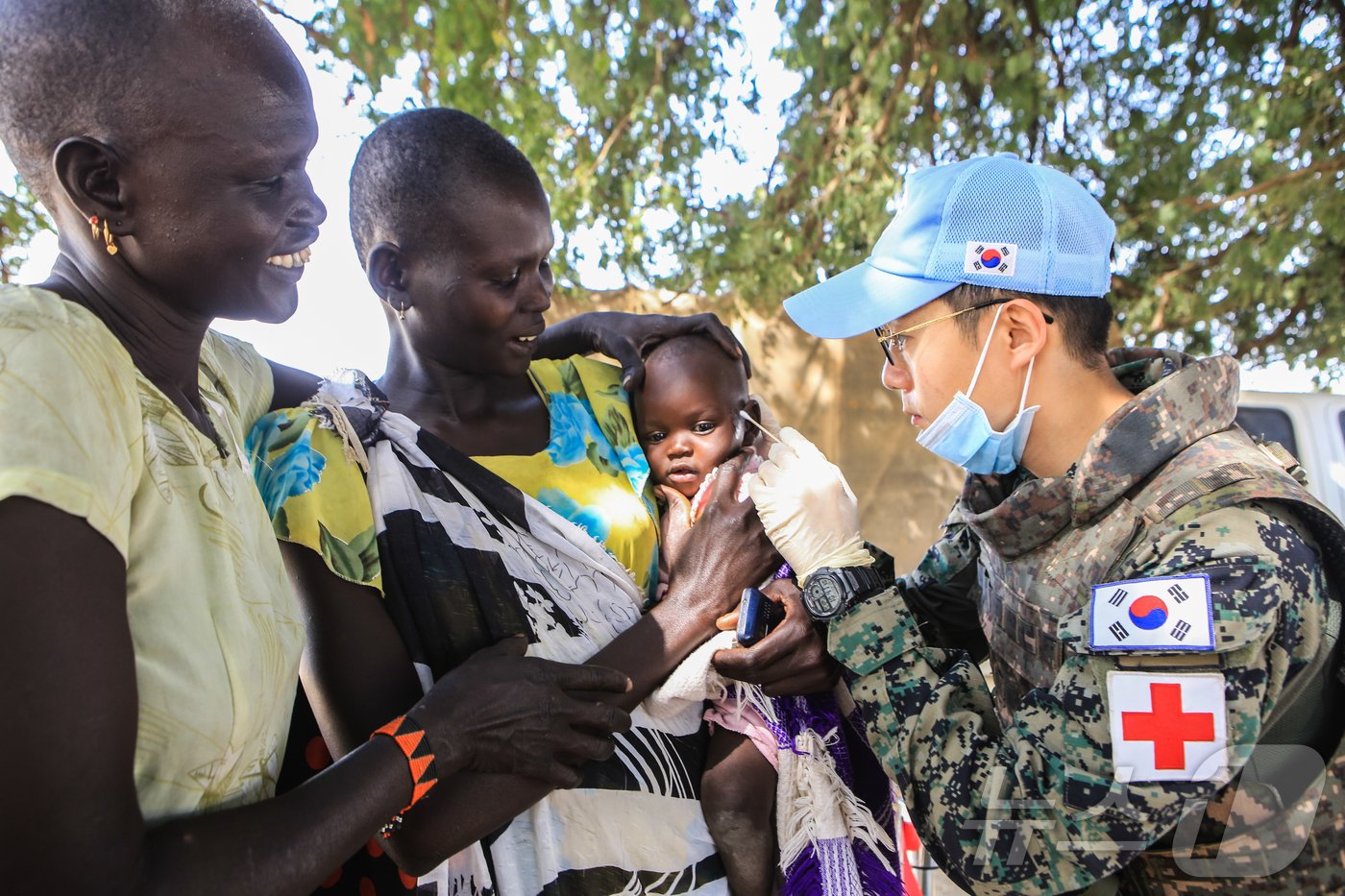 본문 이미지 - 남수단에서 대민 의료지원에 나서고 있는 한빛부대. &#40;합참 제공&#41; 