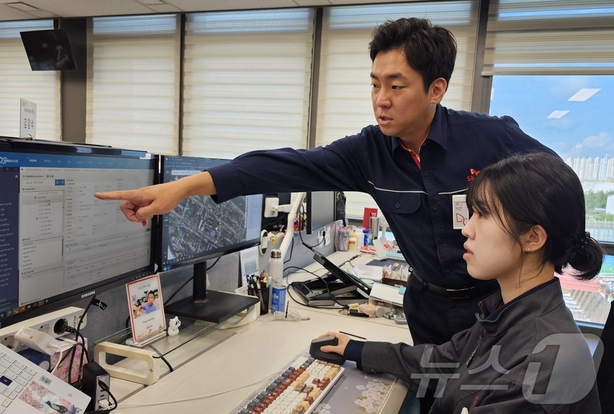 본문 이미지 - SK에너지 구성원이 SK이노베이션에서 자체개발한 설비자산관리 시스템 '오션허브'(OCEAN-H)를 활용해 회의를 하고 있다.(SK이노베이션 제공)