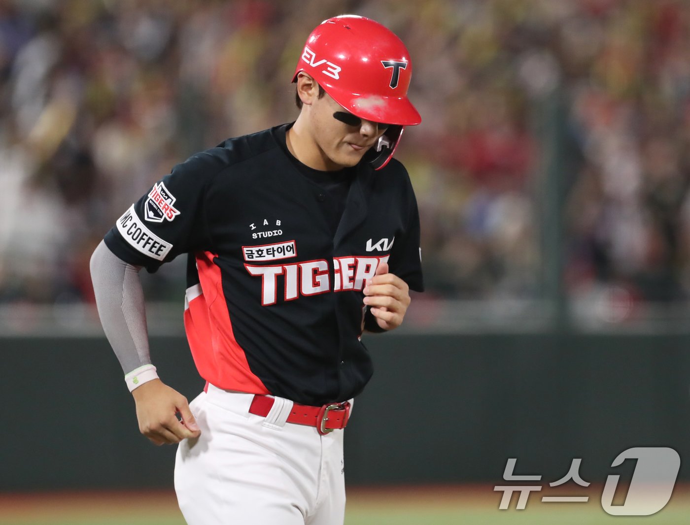 본문 이미지 - 28일 오후 부산 사직야구장에서 열린 '2024 신한 SOL 뱅크 KBO리그' 롯데 자이언츠와 KIA 타이거즈의 경기, 7회초 2사 주자 만루 상황 KIA 김도영이 볼넷으로 출루하고 있다. 2024.9.28/뉴스1 ⓒ News1 윤일지 기자