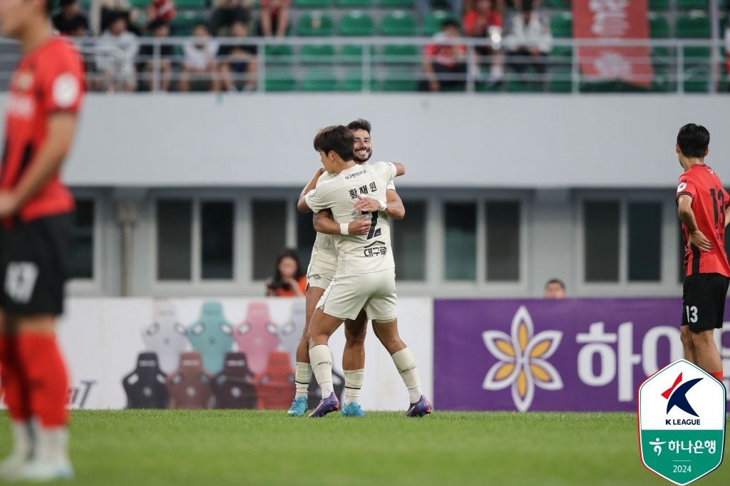 강원FC 원정에서 동점골을 합작한 세징야와 황재원.&#40;한국프로축구연맹 제공&#41;