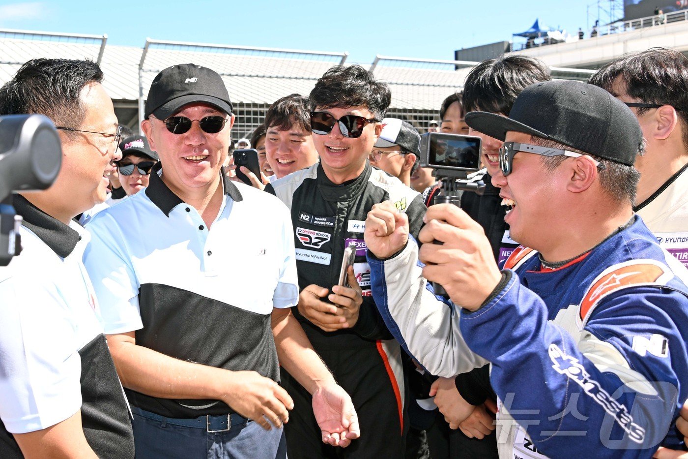 본문 이미지 - 정의선 현대차그룹 회장이 28일 경기 용인 스피드웨이에서 열린 '현대 N 페스티벌' 4라운드 현장을 방문했다.(독자 제공) 