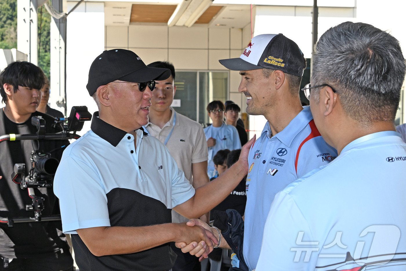 본문 이미지 - 정의선 현대차그룹 회장이 28일 경기 용인 스피드웨이에서 열린 '현대 N 페스티벌' 4라운드 현장을 방문했다.(독자 제공) 
