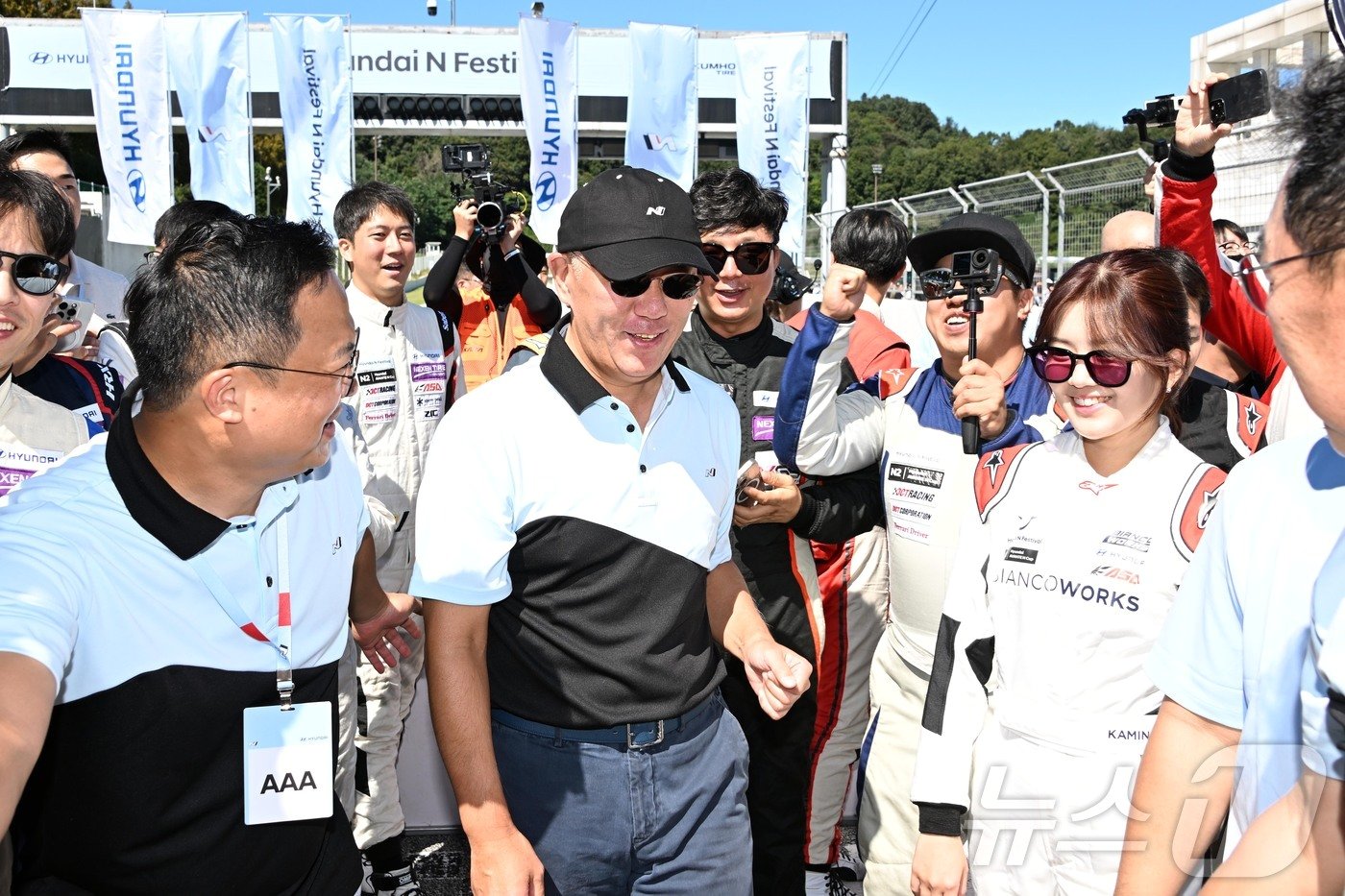 본문 이미지 - 정의선 현대차그룹 회장이 28일 경기 용인 스피드웨이에서 열린 '현대 N 페스티벌' 4라운드 현장을 방문했다.(독자 제공) 