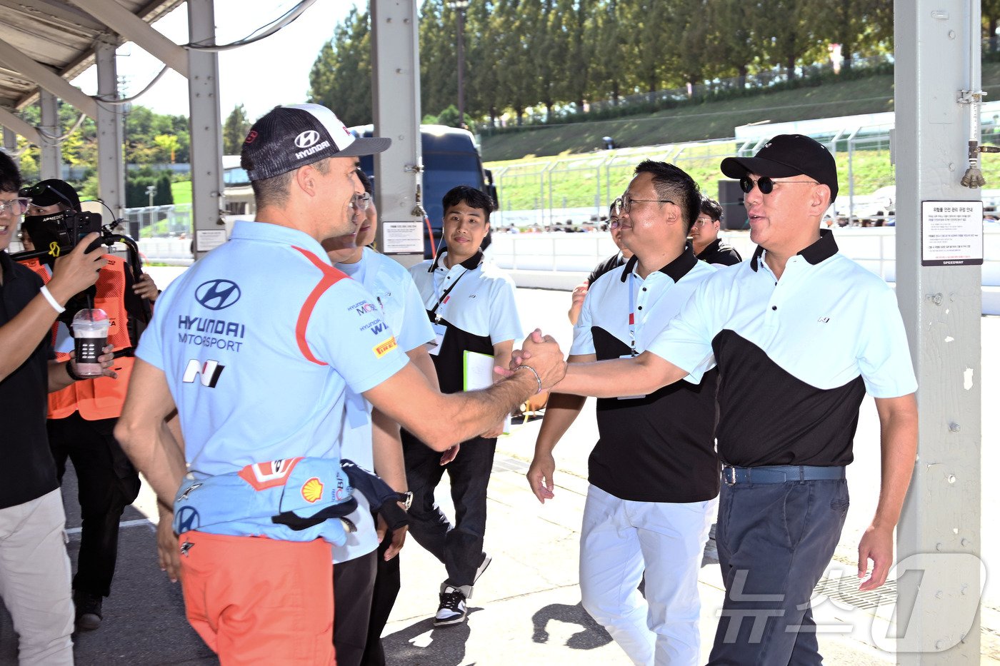 본문 이미지 -  정의선 현대차그룹 회장이 28일 경기 용인 스피드웨이에서 열린 '현대 N 페스티벌' 4라운드 현장을 방문했다.(독자 제공)