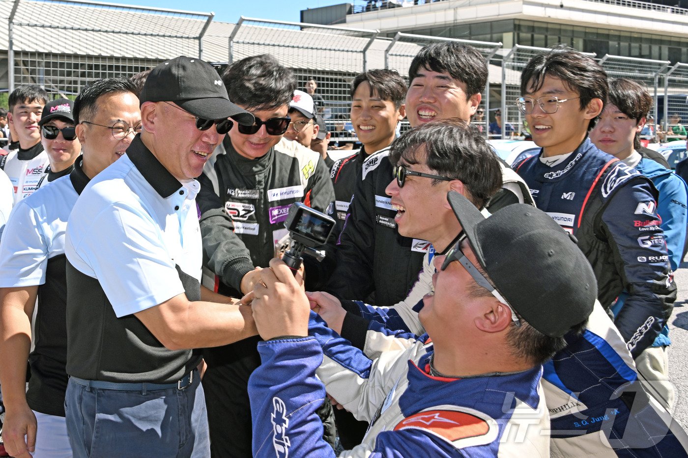 본문 이미지 - 정의선 현대차그룹 회장이 28일 경기 용인 스피드웨이에서 열린 '현대 N 페스티벌' 4라운드 현장을 방문했다.(독자 제공) 