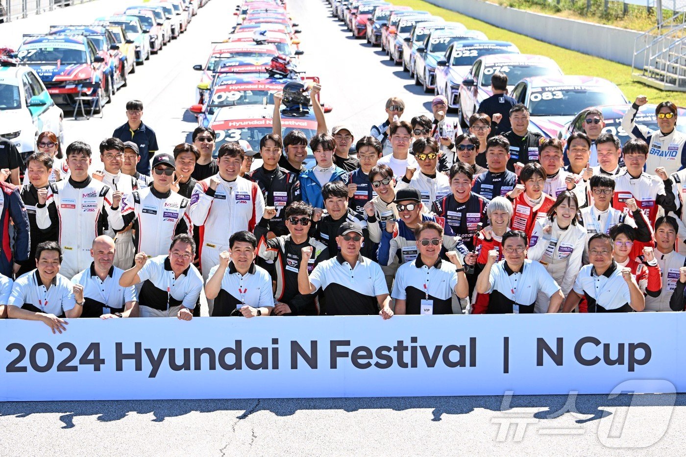 본문 이미지 - 정의선 현대차그룹 회장이 28일 경기 용인 스피드웨이에서 열린 '현대 N 페스티벌' 4라운드 현장을 방문했다.(독자 제공) 