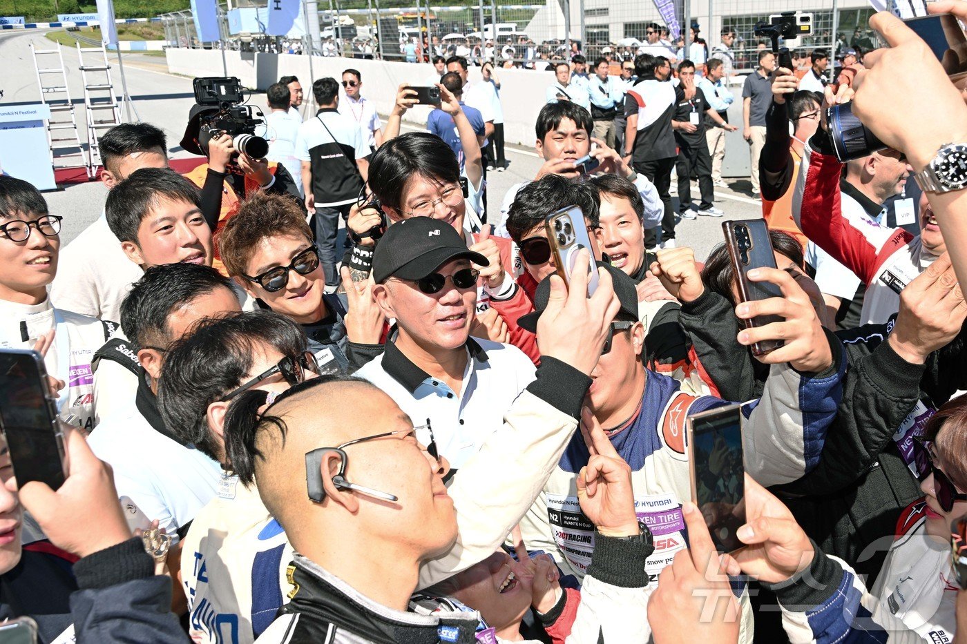 본문 이미지 - 정의선 현대차그룹 회장이 28일 경기 용인 스피드웨이에서 열린 '현대 N 페스티벌' 4라운드 현장을 방문했다.(독자 제공) 