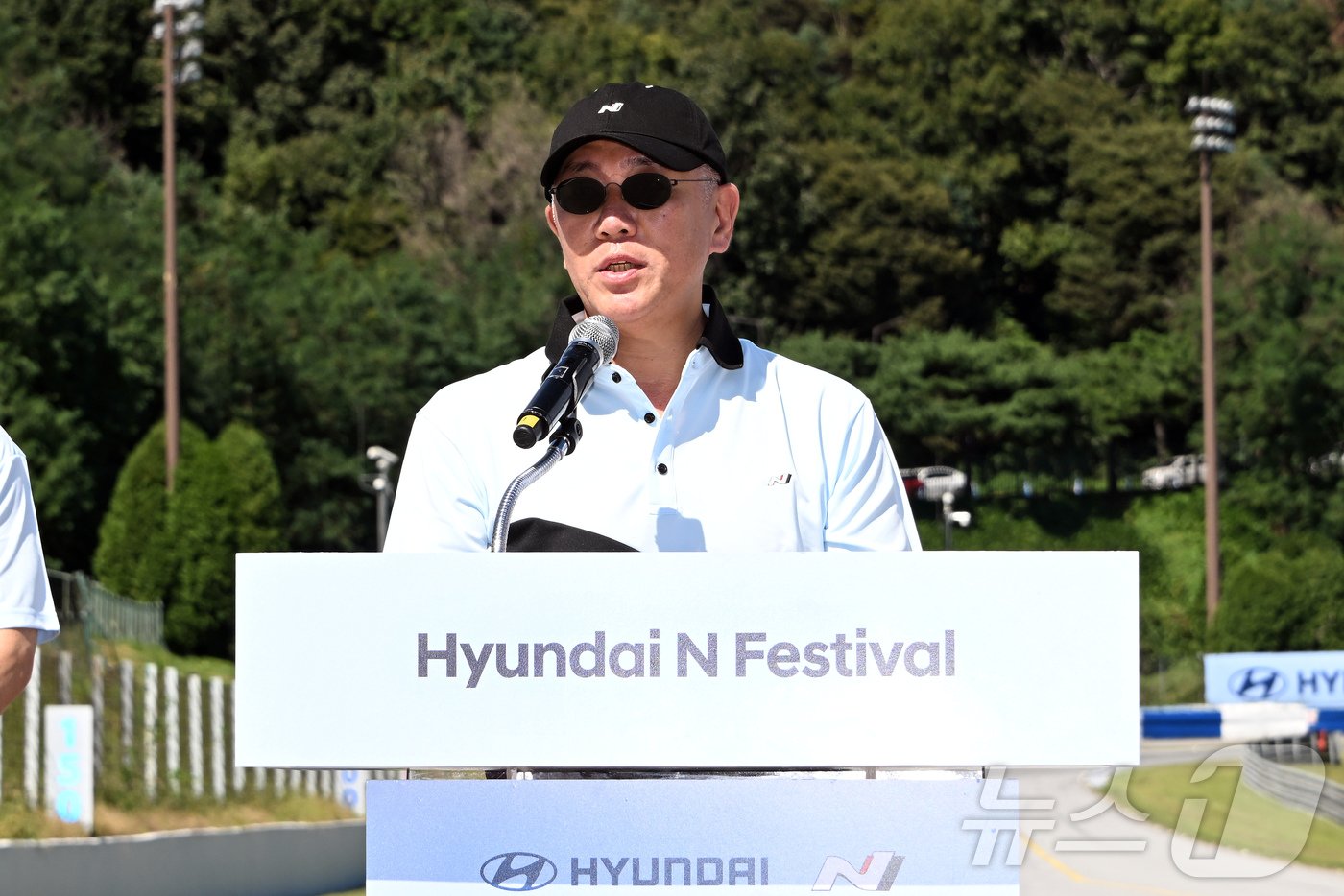 본문 이미지 - 정의선 현대차그룹 회장이 28일 경기 용인 스피드웨이에서 열린 '현대 N 페스티벌' 4라운드 현장을 방문했다.(독자 제공) 