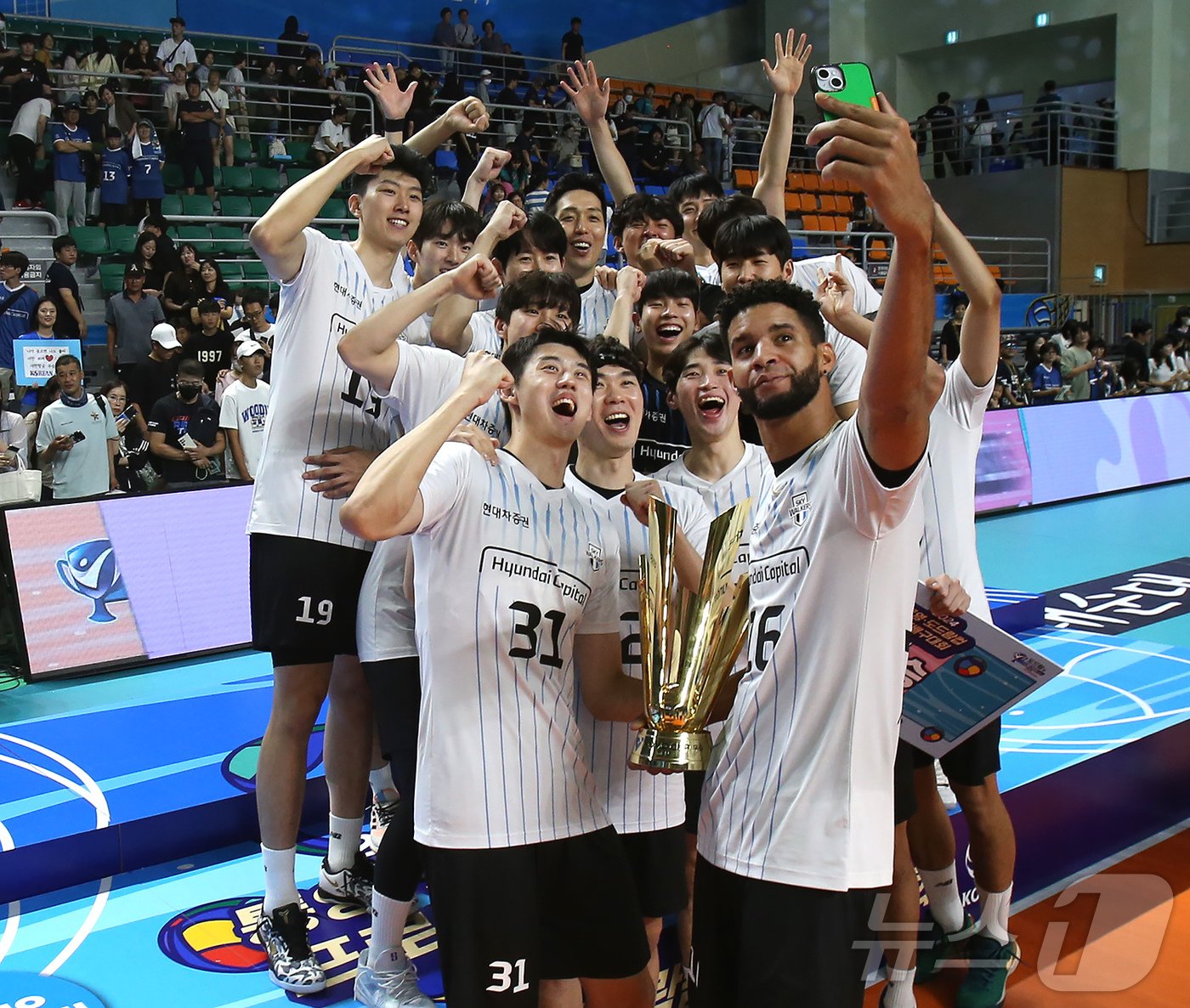 본문 이미지 - 28일 경남 통영체육관에서 열린 2024 통영·도드람컵 프로배구대회 남자부 결승전 현대캐피탈과 대한항공의 경기에서 승리한 현대캐피탈 선수들이 셀카를 찍고 있다. 이로써 현대캐피탈은 지난 2013년 우승 이후 11년 만에 정상에 오르면서 통산 5회 우승을 달성했다. 이번 우승으로 현대캐피탈은 대한항공과 코보컵 최다 우승 동률을 이뤘다. (현대캐피탈 제공) 2024.9.28/뉴스1 ⓒ News1 신웅수 기자