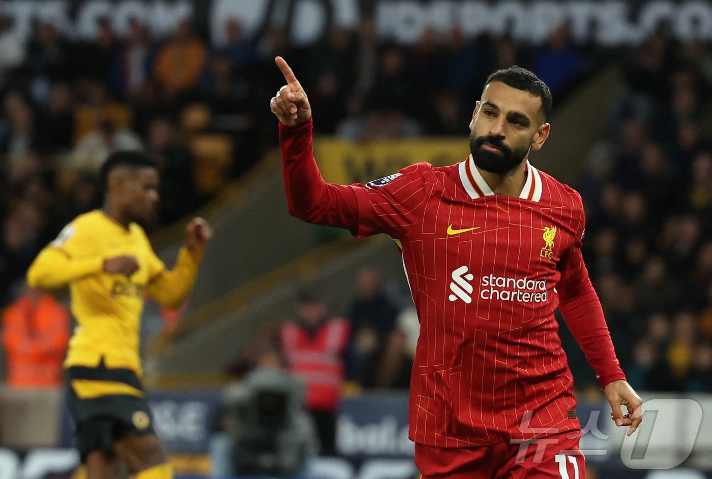 본문 이미지 - 리버풀 공격수 모하메드 살라가 29일(한국시간) 열린 2024-25 EPL 울버햄튼전에서 후반 16분 페널티킥 결승 골을 성공한 뒤 기뻐하고 있다. ⓒ 로이터=뉴스1
