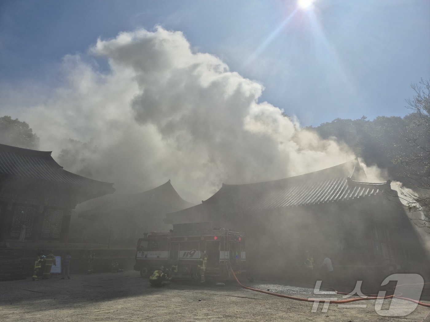 29일 오전 9시 51분쯤 광주 동구 증심사 공양간에서 불이 나 소방당국이 진화 작업을 하고 있다. &#40;광주 동구 제공&#41; 2024.9.29/뉴스1 ⓒ News1 이승현 기자