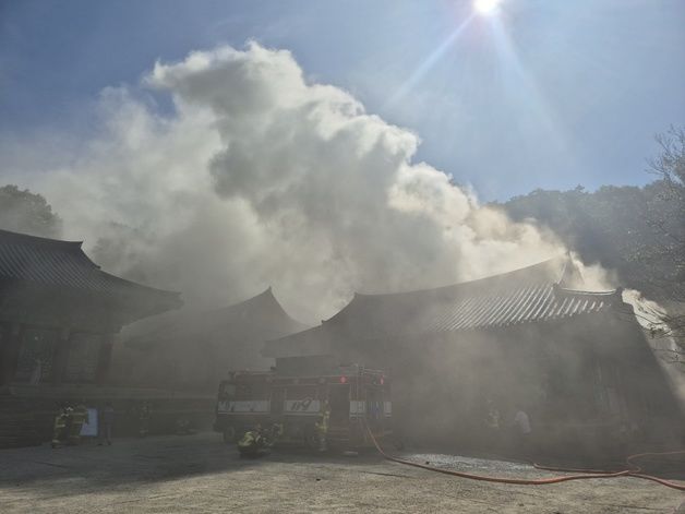 광주 무등산 증심사 화재…소방 대응 1단계 "진화 난항"